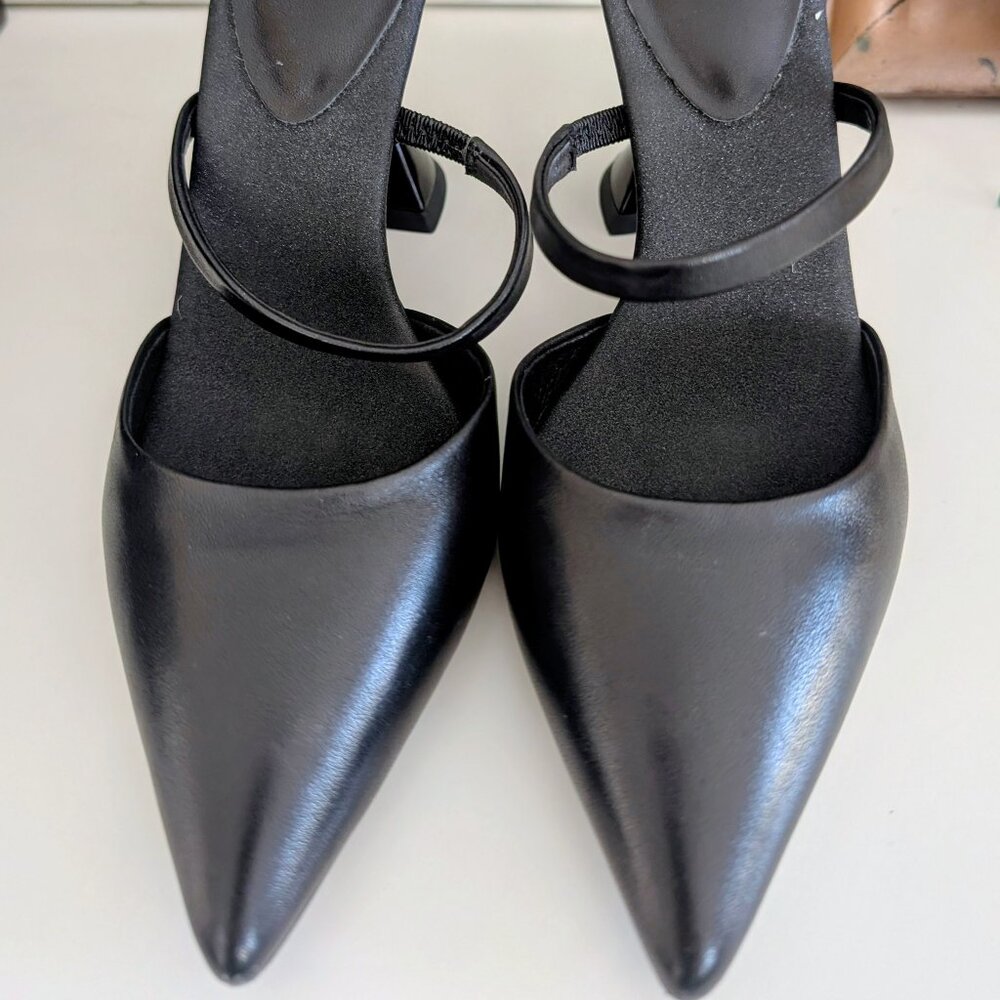 B2 -  Élégante sandale noire - Grandeur 7 - - Elegant black  sandal size 7 -